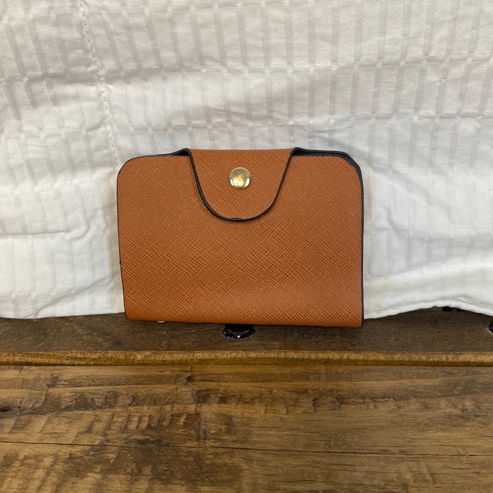 ❗️MOVING SALE❗️ NWOT Faux-Leather Card Holder